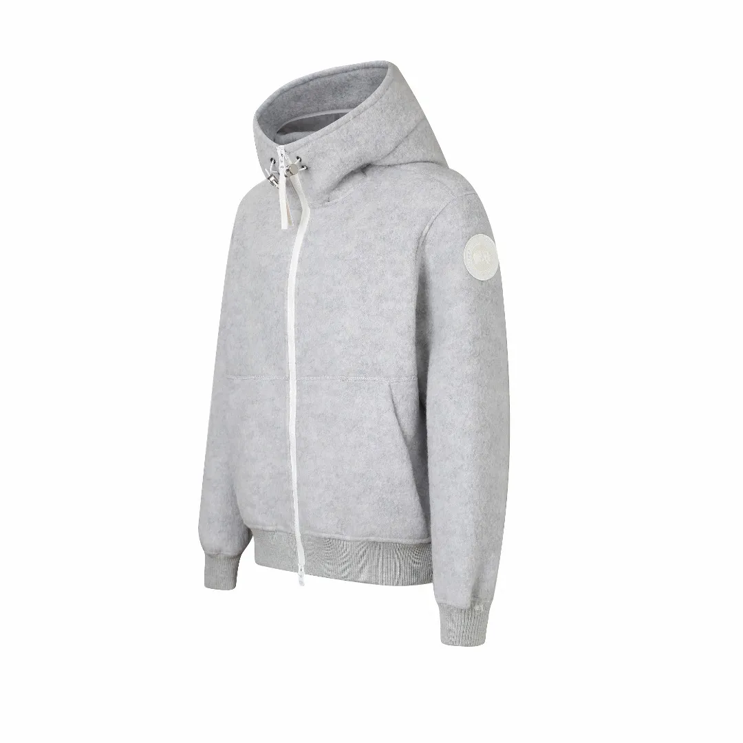 P770 Canada Goose Fleece Badge Hooded Jacket Fabric selection: Wool fleece fabric blended with wool as the main body and a very small amount of spandex and polyester fibers. Wool is a core natural ingredient that provides unparalleled temperature regulation, antibacterial and anti-odor properties and a skin-friendly feel. The feeding of a small amount of spandex gives the fabric a certain degree of four-way elasticity, making it non-restrictive during daily activities. As the basis of fleece's structure, polyester fiber enhances the fabric's durability, wrinkle resistance and quick-drying properties. It contributes to the loft of the fleece and provides functions such as trapping air.  Detail 1: The sleeves and hem are closed with 2×2 ribbing. Its strong elasticity can closely fit wrists and waists of different thicknesses, forming an effective 'seal' to prevent cold wind from blowing back. It can still maintain its original shape after repeated stretching and use, and is not easy to loose and deform. And the ribbed cuffs can convey a sense of design and enhance the visual beauty.  Detail 2: The combination of hood design and elastic buckle improves warmth and windproof performance when wearing.  Accessories: 1:1 customized elastic drawstring buckle, 1:1 customized zipper pendant, 1:1 customized armband SIZE: S M L XL hot new color